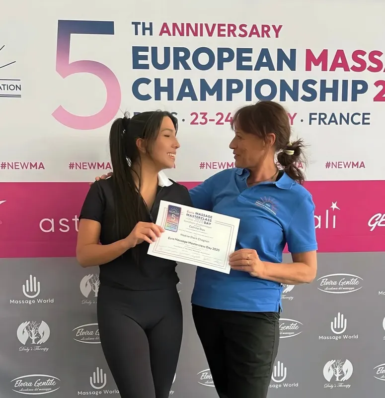 Catrina reçoit son certificat au championnat d’Europe de massage